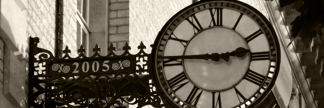 Horloge vintage avec le chiffre IIII