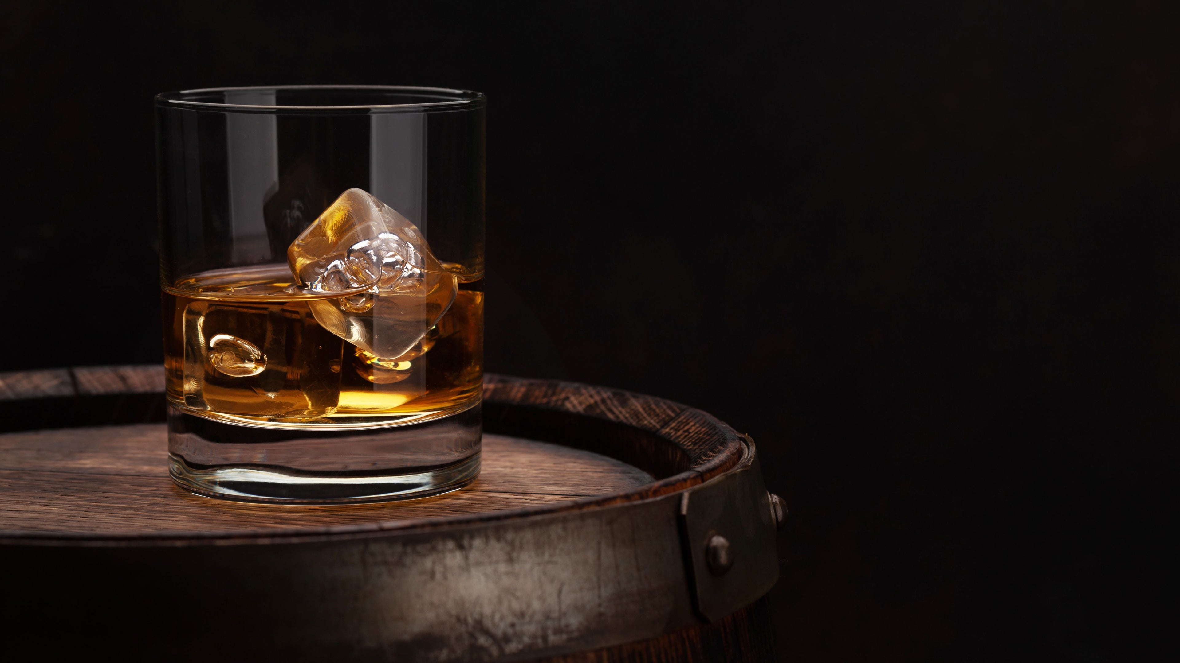 verre de whisky sur un tonneau